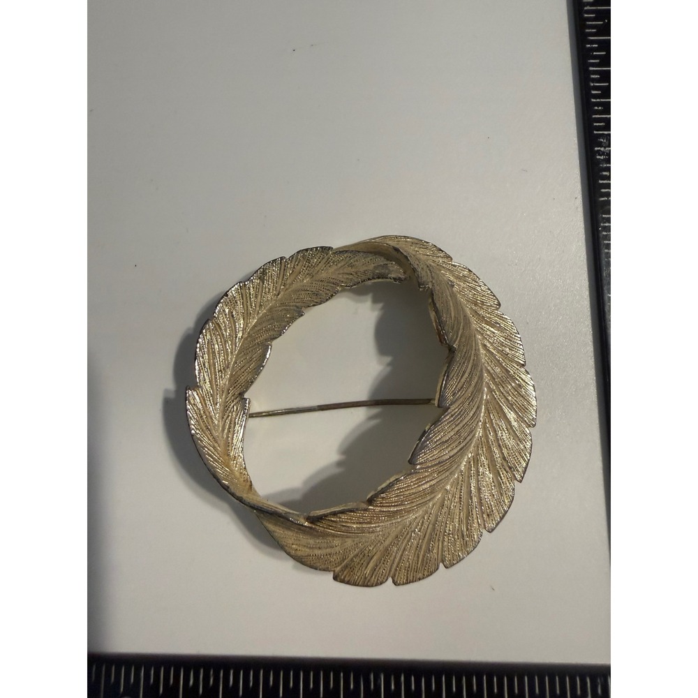 Vintage‎ Gold Tone Feather Wreath Brooch Textured Leaf Circle Pin Accessory